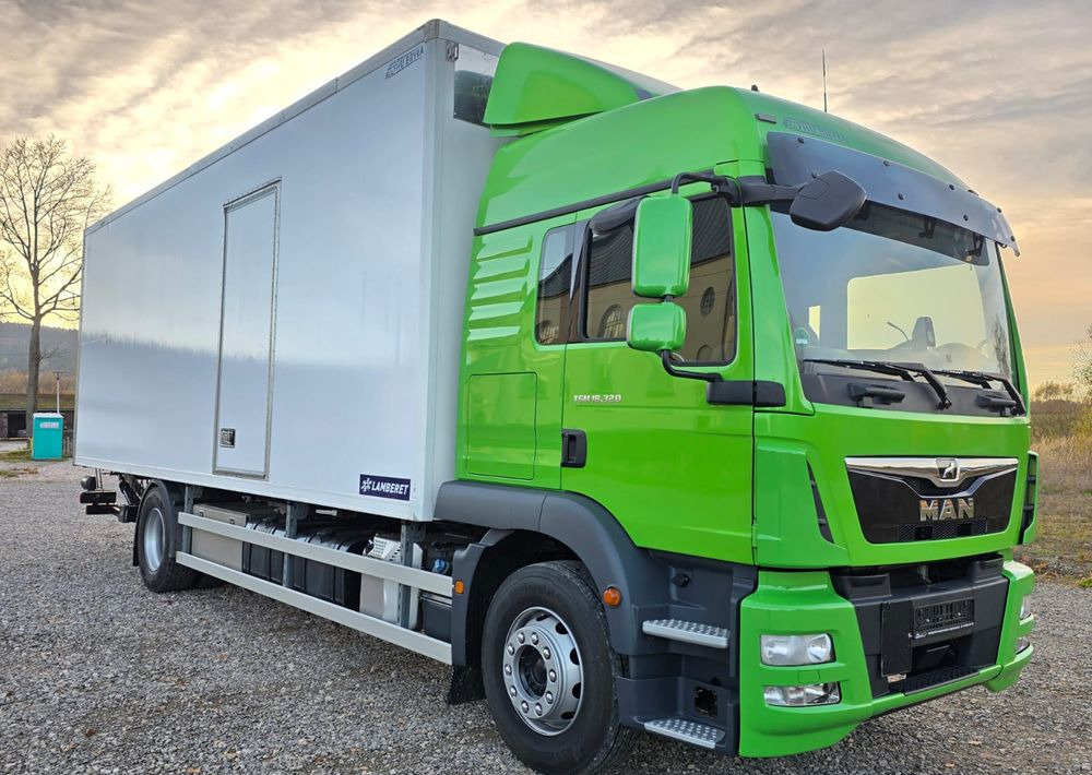 MAN TGM 18.320 / 18.290 / 15.290 / IZOTERMA / WINDA / 19PALET / E6 / 08.2018 / LIFT / SPROWADZONY / AUTOMAT / SYPIALKA / PIERWSZY WŁAŚCICIEL / BOCZNE DRZWI / STAN BARDZO DOBRY - Refrigerator truck: picture 2 MAN TGM 18.320 / 18.290 / 15.290 / IZOTERMA / WINDA / 19PALET / E6 / 08.2018 / LIFT / SPROWADZONY / AUTOMAT / SYPIALKA / PIERWSZY WŁAŚCICIEL / BOCZNE DRZWI / STAN BARDZO DOBRY - Refrigerator truck: picture 2