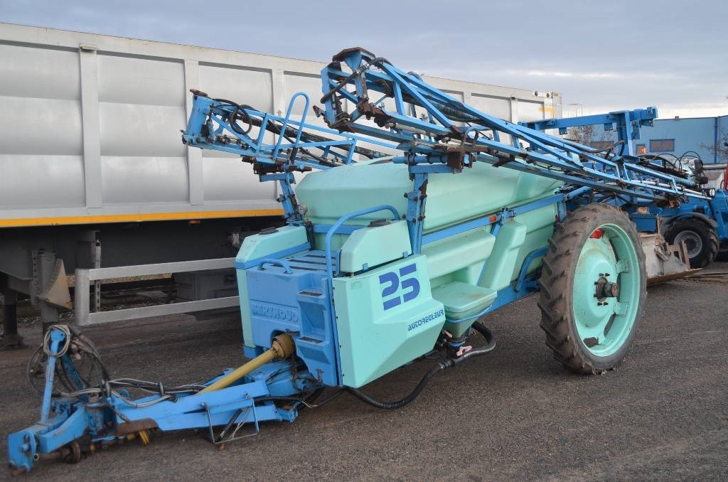 Berthoud Racer 25 - Trailed sprayer: picture 1 Berthoud Racer 25 - Trailed sprayer: picture 1