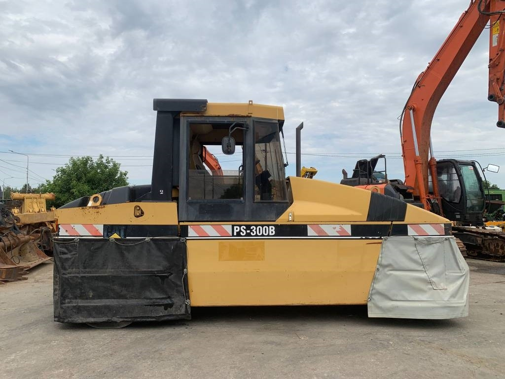 CAT PS 300 B - Pneumatic roller: picture 3 CAT PS 300 B - Pneumatic roller: picture 3