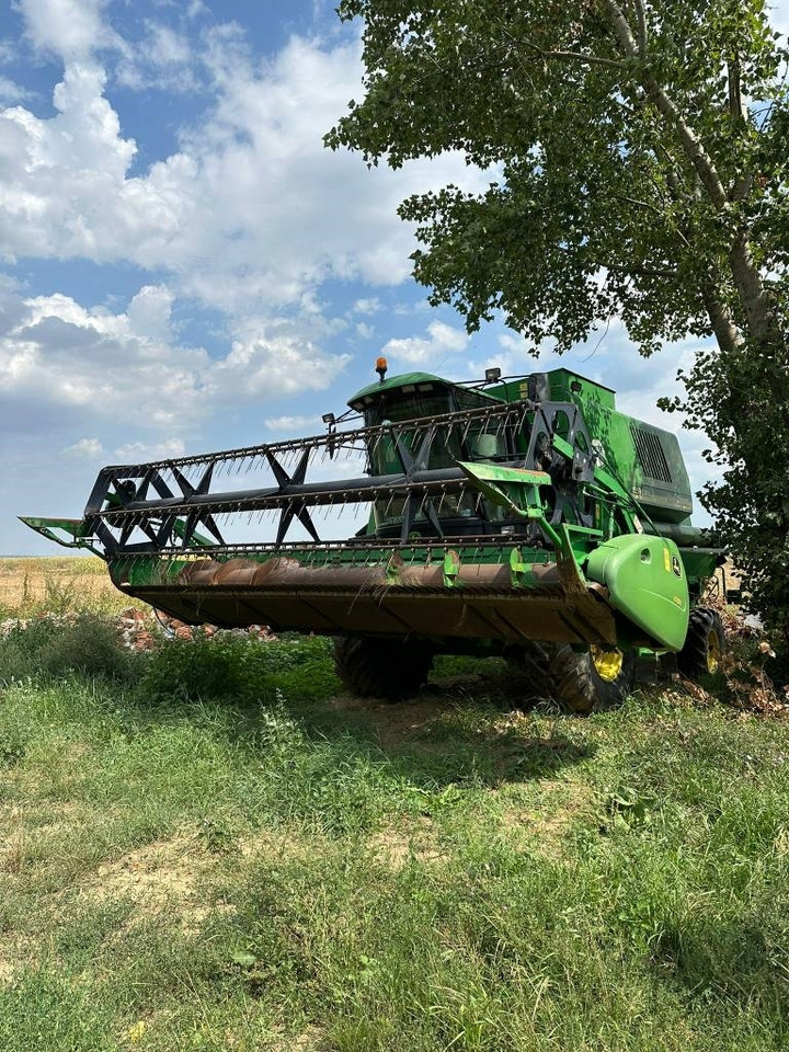 John Deere 1550 CWS - Combine harvester: picture 1 John Deere 1550 CWS - Combine harvester: picture 1