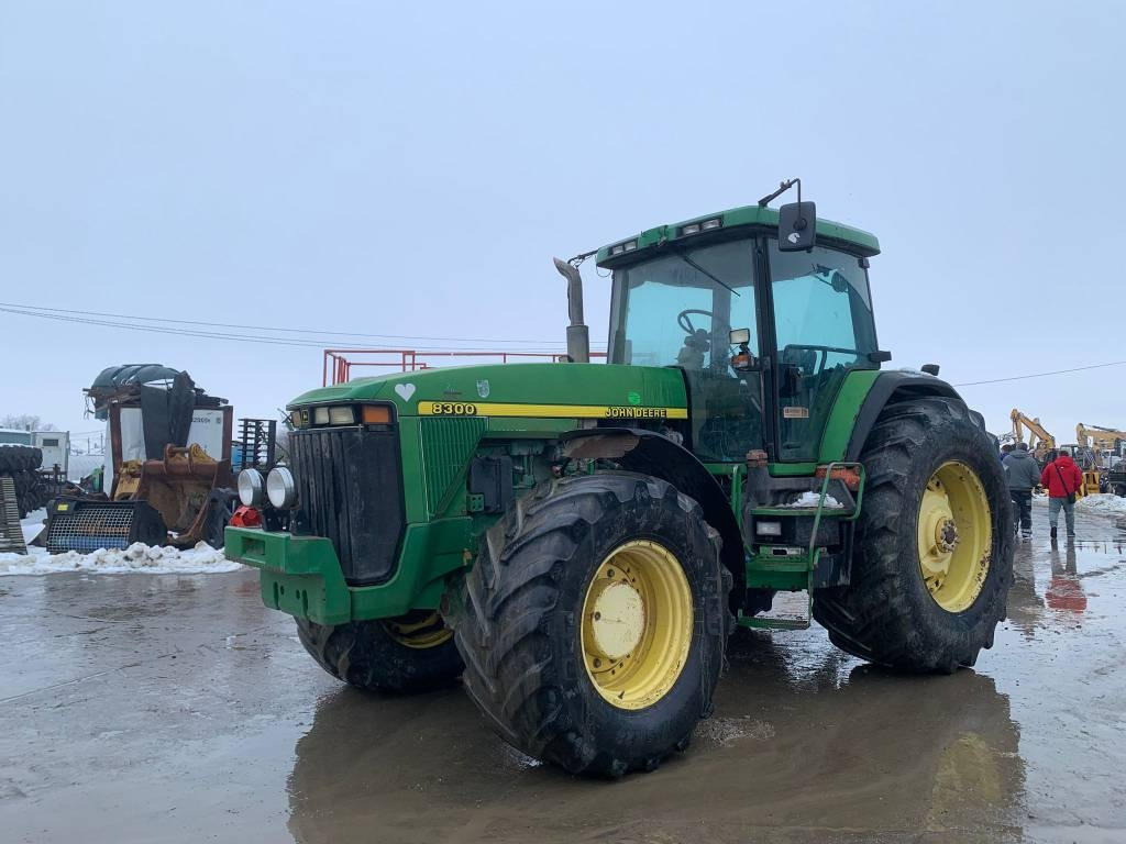 John Deere 8300 - Farm tractor: picture 1 John Deere 8300 - Farm tractor: picture 1