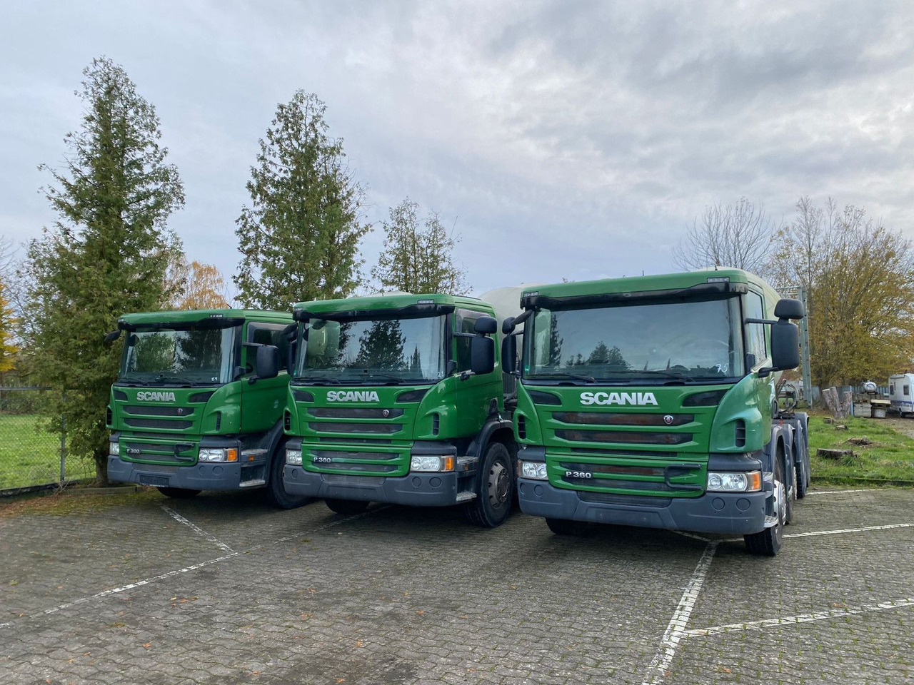 Scania 2x P360 Betonmischer 8x4 Blatt/Blatt E6 2 stück - Concrete mixer truck: picture 2 Scania 2x P360 Betonmischer 8x4 Blatt/Blatt E6 2 stück - Concrete mixer truck: picture 2