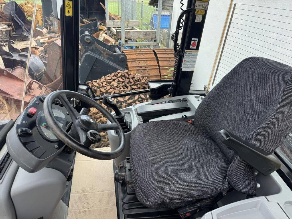 Wheel loader CAT 908M mit Klappschaufe und Palletengabeln: picture 11 Wheel loader CAT 908M mit Klappschaufe und Palletengabeln: picture 11