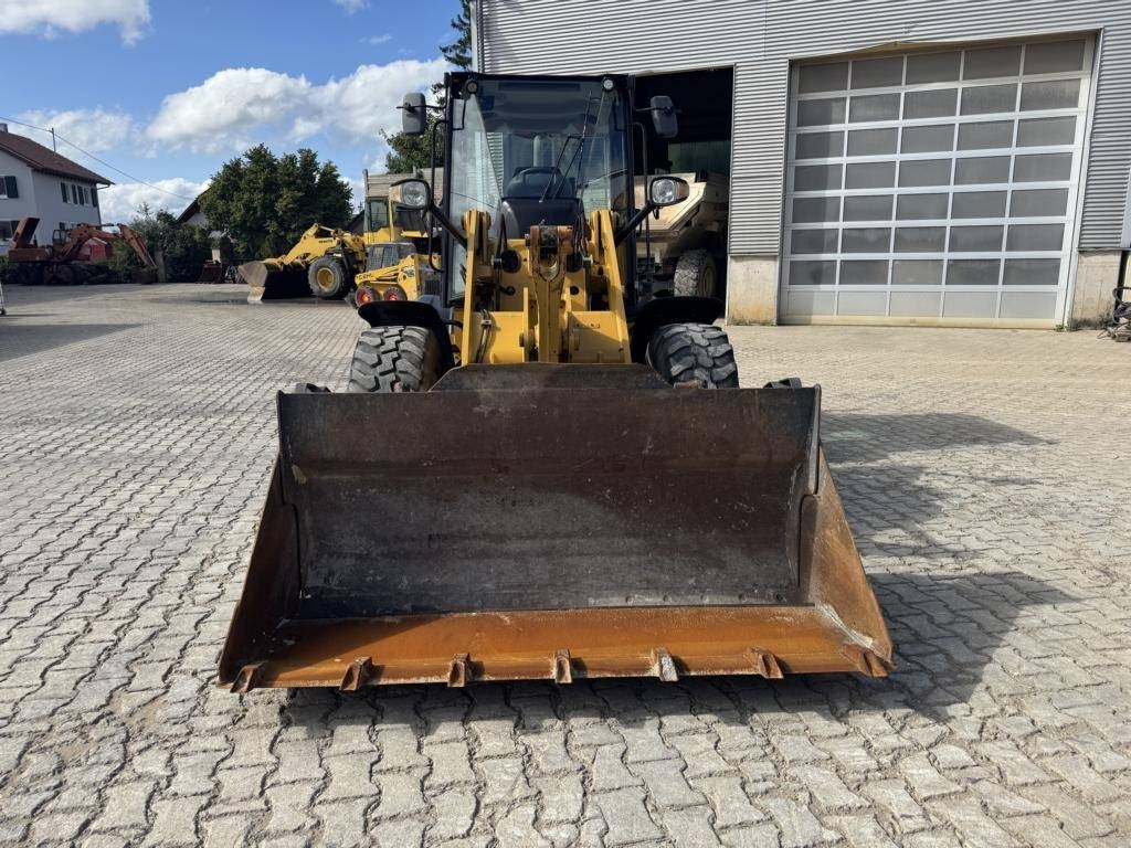 Wheel loader CAT 908M mit Klappschaufe und Palletengabeln: picture 6 Wheel loader CAT 908M mit Klappschaufe und Palletengabeln: picture 6