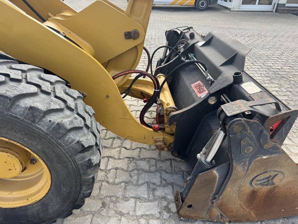 Wheel loader CAT 908M mit Klappschaufe und Palletengabeln: picture 9 Wheel loader CAT 908M mit Klappschaufe und Palletengabeln: picture 9