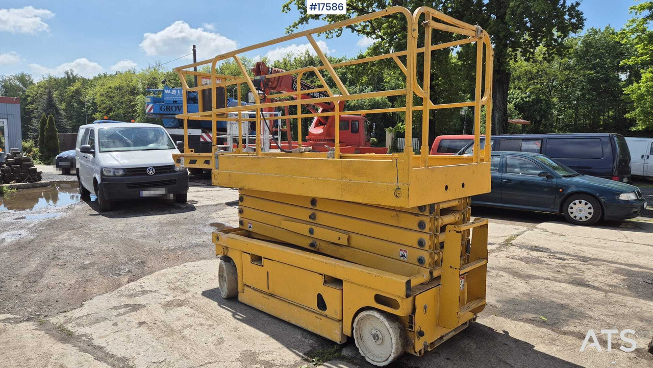 2007 Haulotte Compact 12 - Scissor lift: picture 3 2007 Haulotte Compact 12 - Scissor lift: picture 3