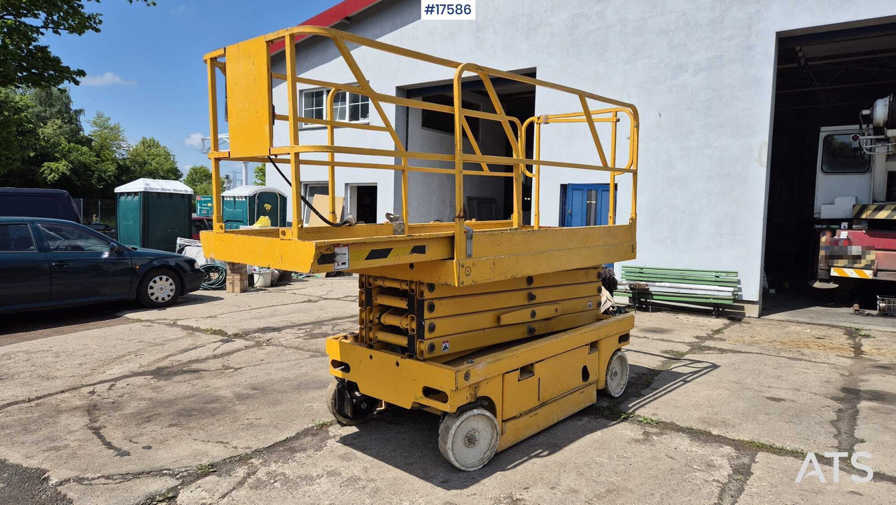 2007 Haulotte Compact 12 - Scissor lift: picture 2 2007 Haulotte Compact 12 - Scissor lift: picture 2