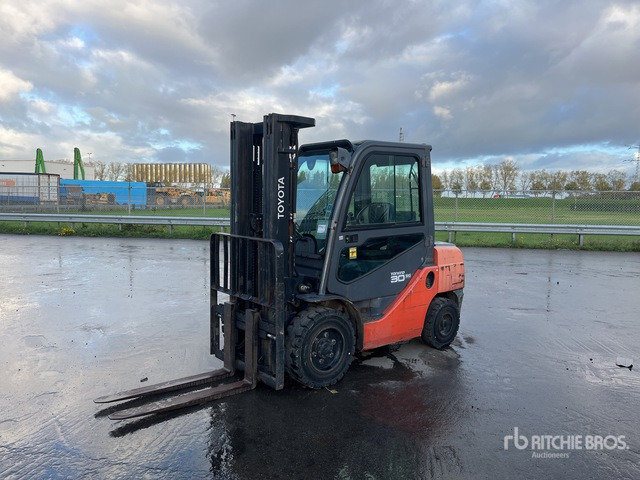 2011 Toyota 52-8FDF30 Forklift - Diesel forklift: picture 2 2011 Toyota 52-8FDF30 Forklift - Diesel forklift: picture 2