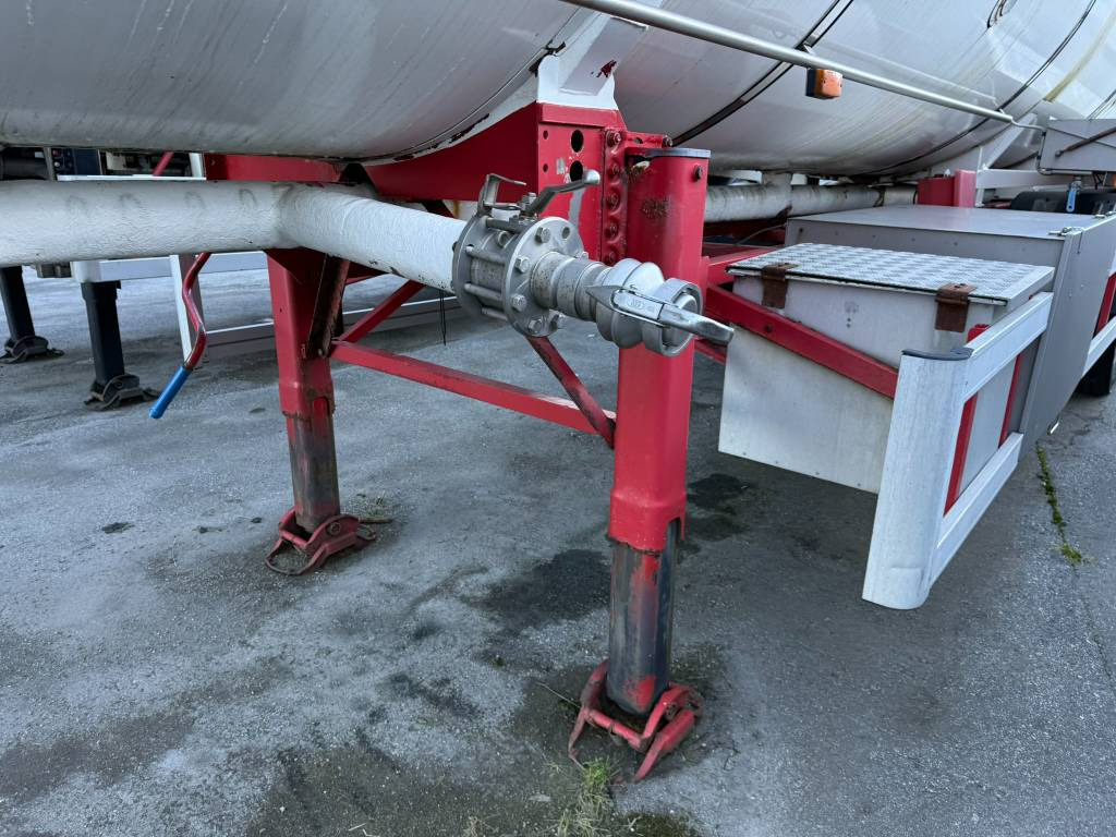 Annet Schrader tank trailer 32 m2 leasing Annet Schrader tank trailer 32 m2: picture 20 Annet Schrader tank trailer 32 m2 leasing Annet Schrader tank trailer 32 m2: picture 20