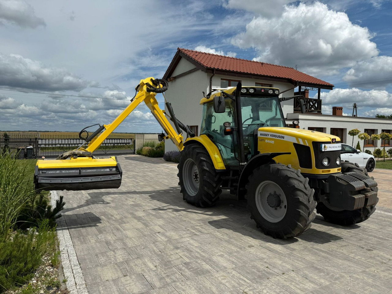 Massey Ferguson 6445 z kosiarką wysięgnikową do poboczy Rousseau T hénor 510 L FI - Farm tractor: picture 1 Massey Ferguson 6445 z kosiarką wysięgnikową do poboczy Rousseau T hénor 510 L FI - Farm tractor: picture 1