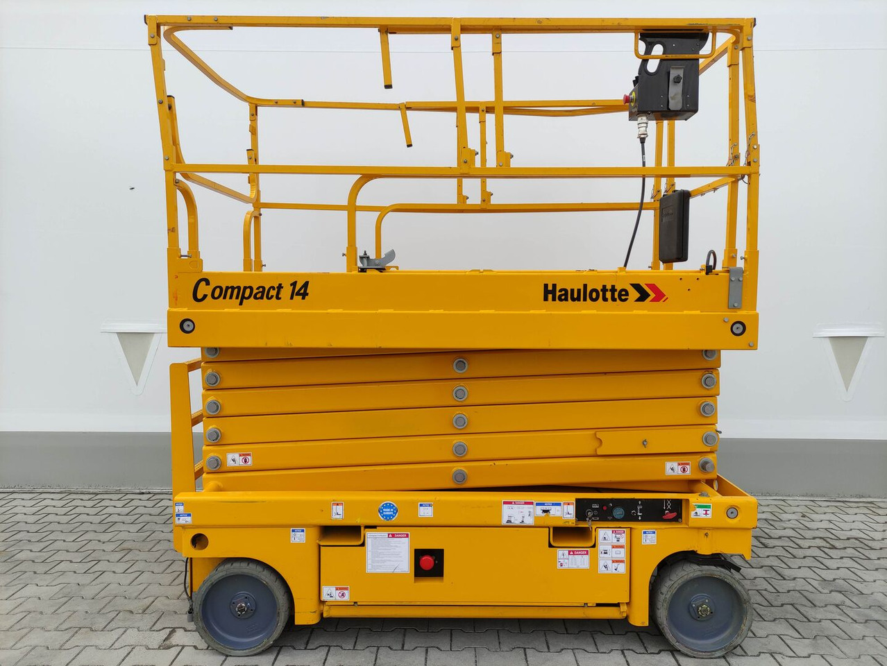 Haulotte Compact14 - Scissor lift: picture 2 Haulotte Compact14 - Scissor lift: picture 2