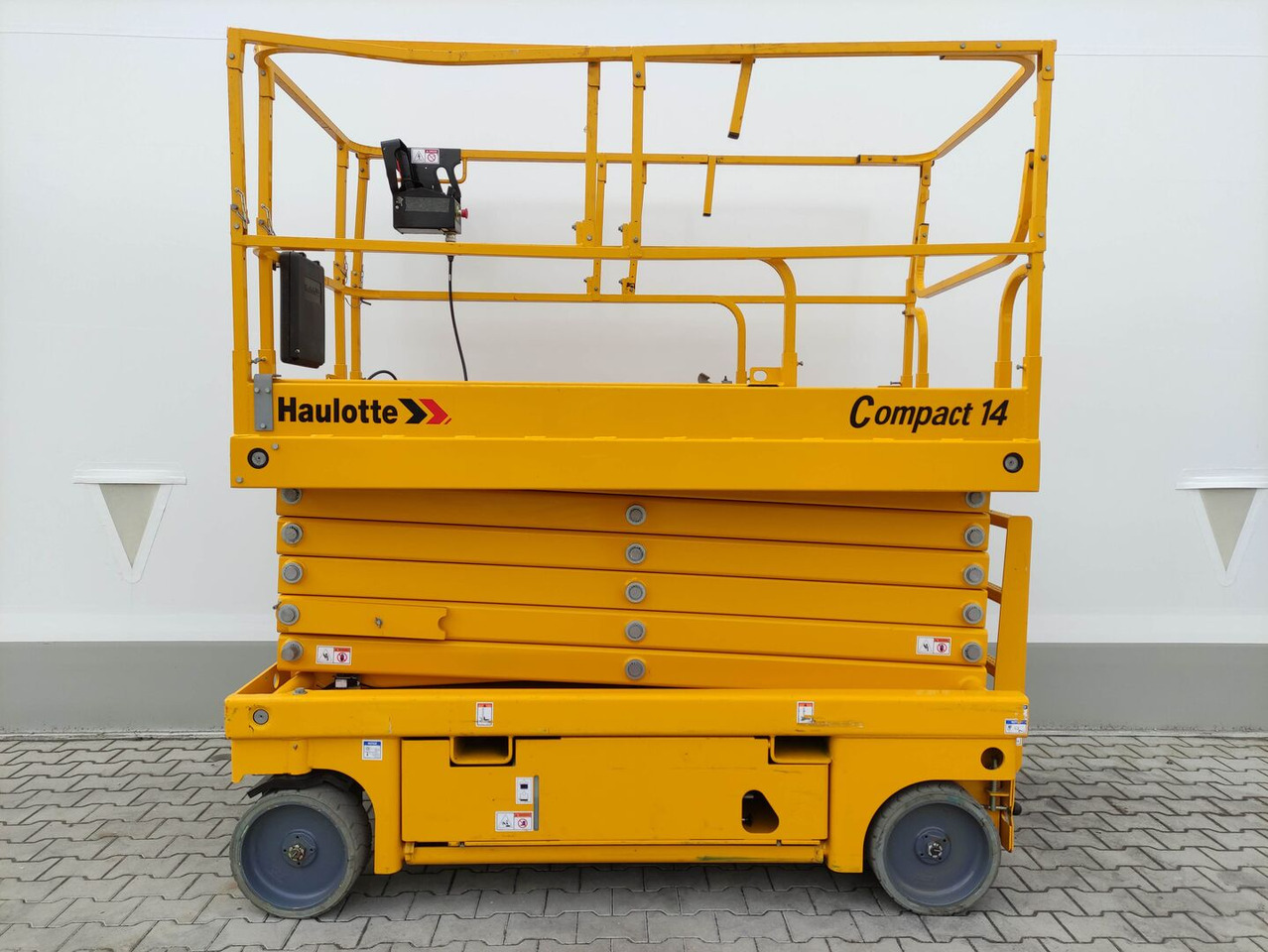 Haulotte Compact14 - Scissor lift: picture 1 Haulotte Compact14 - Scissor lift: picture 1