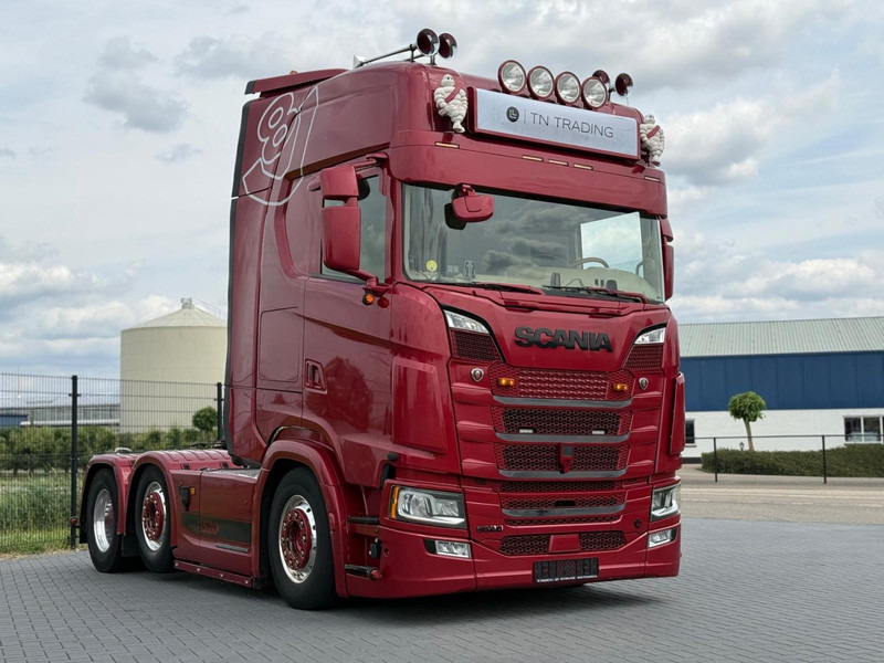 Scania S520 V8 NGS SHOWTRUCK, KLEP IN UITLAAT, 6X2/4, VOLLUCHT, RETARDER. - Tractor unit: picture 1 Scania S520 V8 NGS SHOWTRUCK, KLEP IN UITLAAT, 6X2/4, VOLLUCHT, RETARDER. - Tractor unit: picture 1