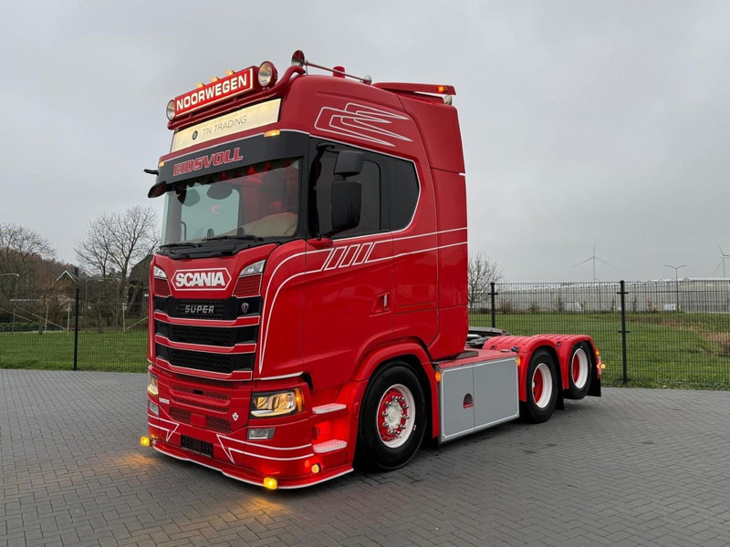 Scania S580 V8 NGS SHOW TRUCK, VOLLUCHT, SPECIAL INTERIOR, BOMVOL, ALS NIEUW. - Tractor unit: picture 3 Scania S580 V8 NGS SHOW TRUCK, VOLLUCHT, SPECIAL INTERIOR, BOMVOL, ALS NIEUW. - Tractor unit: picture 3