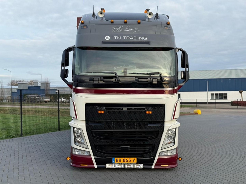 Volvo FH 13.500XL SHOW TRUCK, SPECIAL INTERIOR, TOP STAAT, VOLLUCHT, LAGE KM. - Box truck: picture 2 Volvo FH 13.500XL SHOW TRUCK, SPECIAL INTERIOR, TOP STAAT, VOLLUCHT, LAGE KM. - Box truck: picture 2