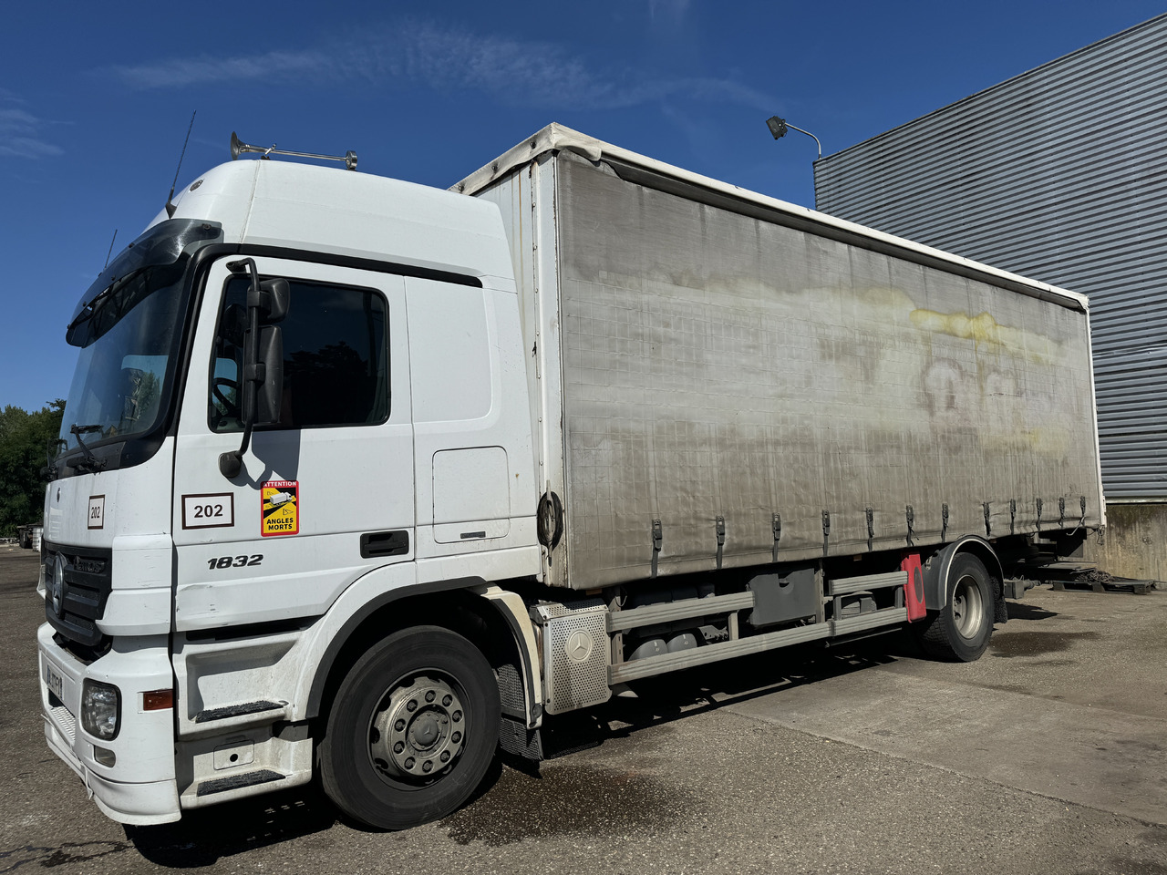 MERCEDES-BENZ ACTROS 1832 - Curtain side truck: picture 2 MERCEDES-BENZ ACTROS 1832 - Curtain side truck: picture 2