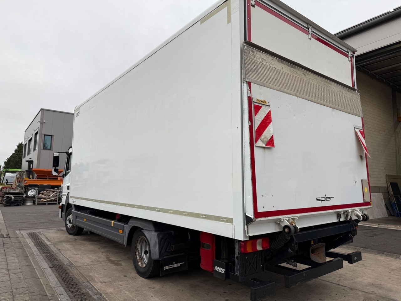 Mercedes-Benz Atego 3 4x2 821 4x2 LBW / Ahk. / Palfinger / 6m - Box truck: picture 3 Mercedes-Benz Atego 3 4x2 821 4x2 LBW / Ahk. / Palfinger / 6m - Box truck: picture 3