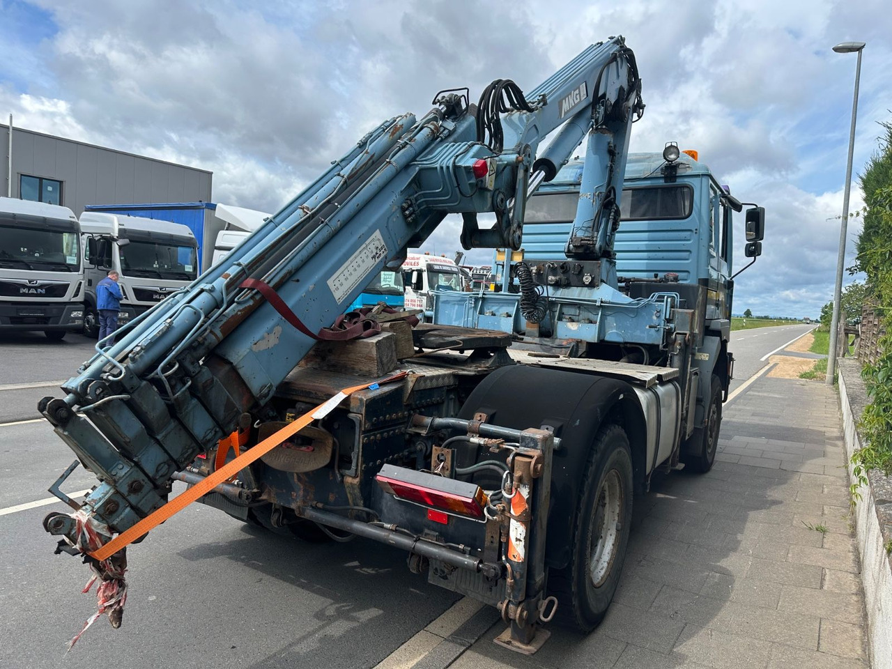 MAN F2000/19.464/4x4/defect crane/AHK - Tractor unit: picture 4 MAN F2000/19.464/4x4/defect crane/AHK - Tractor unit: picture 4
