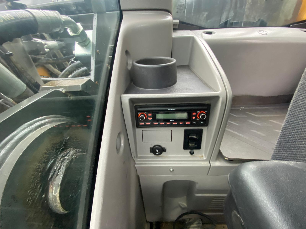 Crawler excavator Volvo EC300: picture 40