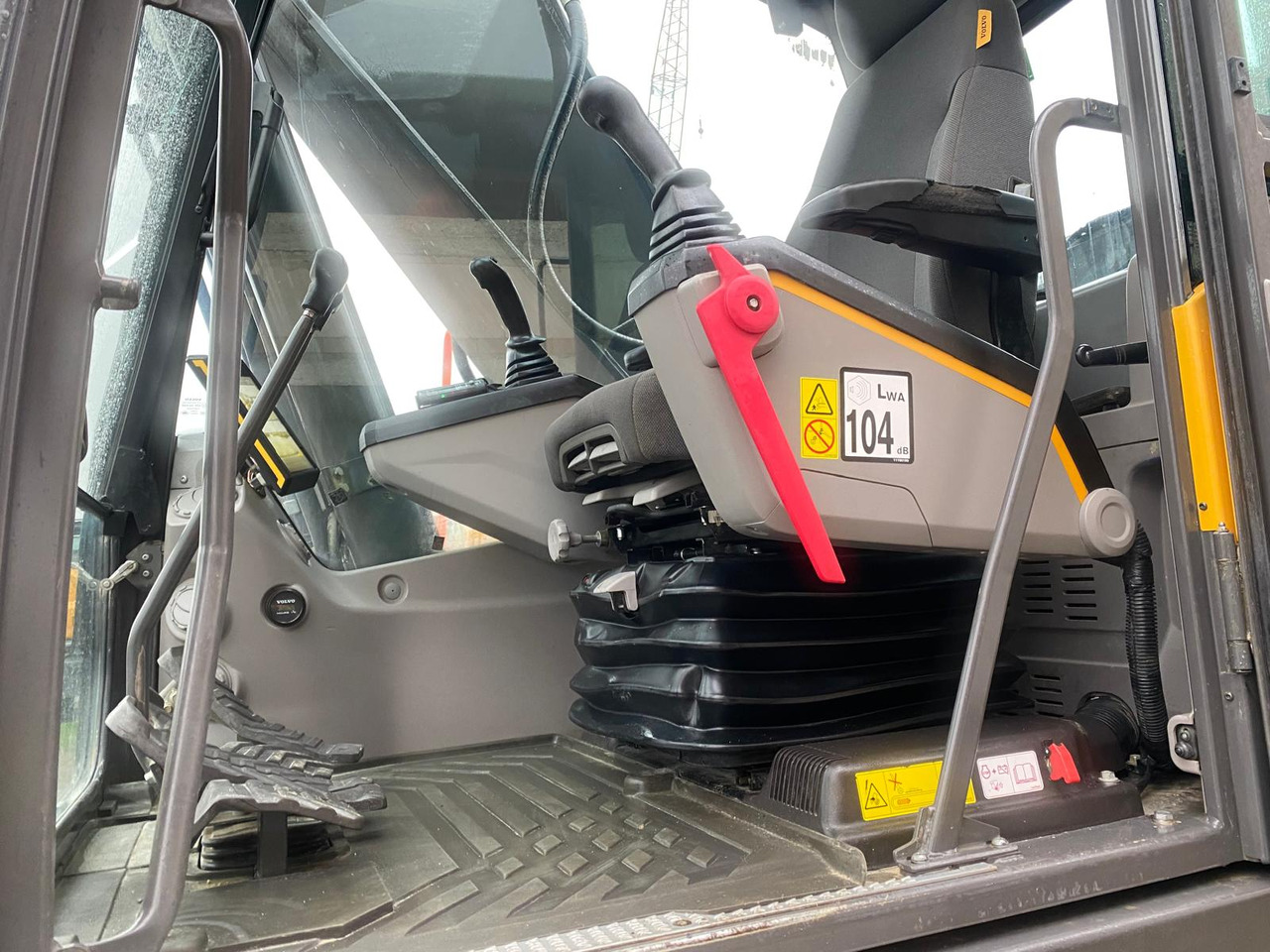 Crawler excavator Volvo EC300: picture 8