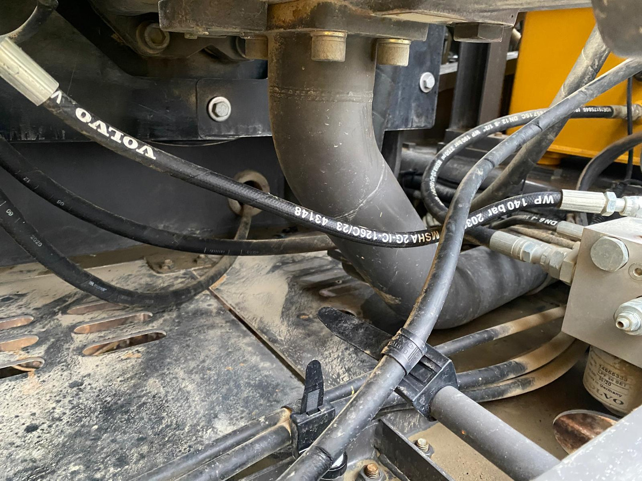 Crawler excavator Volvo EC300: picture 47