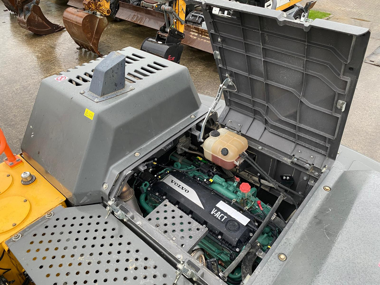 Crawler excavator Volvo EC300: picture 22