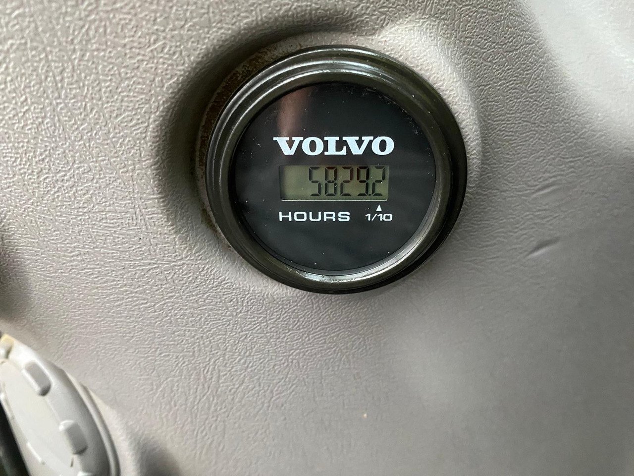 Crawler excavator Volvo EC300: picture 13