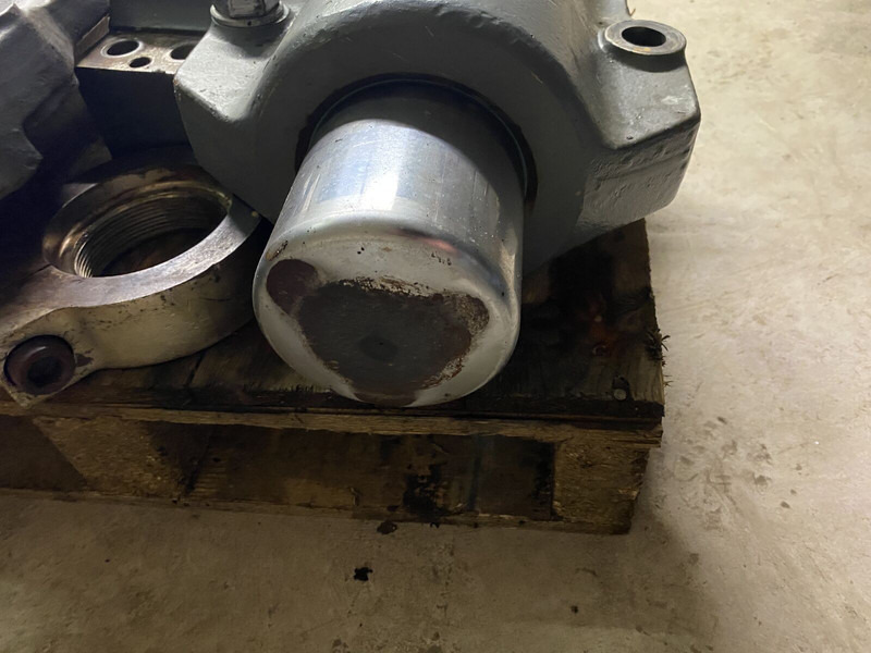 Liebherr A934C - Hydraulic cylinder: picture 4 Liebherr A934C - Hydraulic cylinder: picture 4