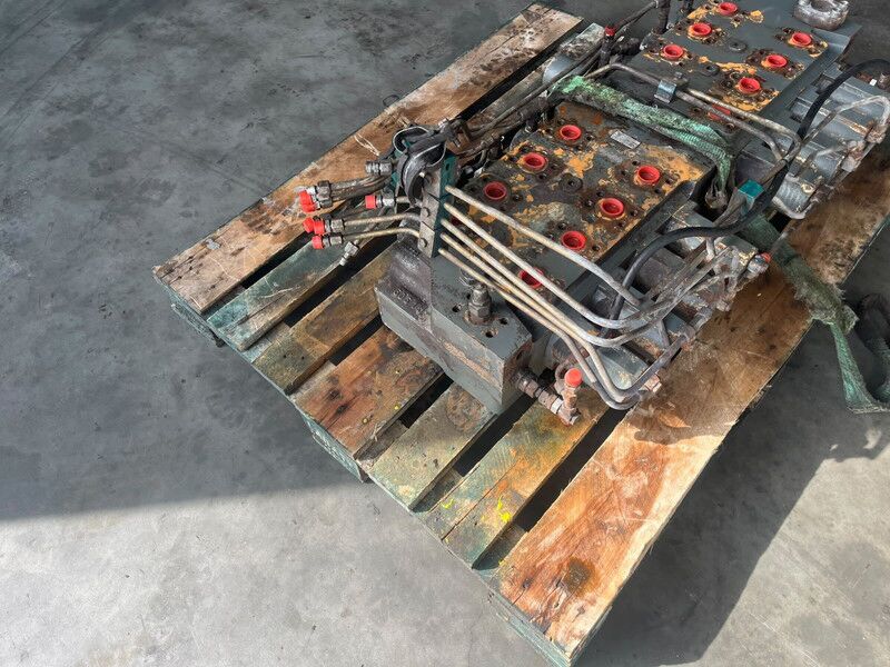 Liebherr R974B - Hydraulics: picture 4 Liebherr R974B - Hydraulics: picture 4