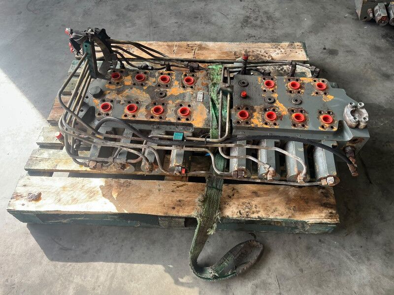 Liebherr R974B - Hydraulics: picture 1 Liebherr R974B - Hydraulics: picture 1