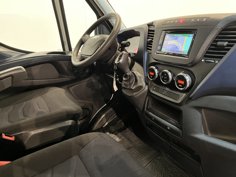 Iveco Daily 35S18D 3.0 375 Automaat Open Laadbak / Hiab Kraan / Euro 6 / Trekhaak 3500 KG / Airco / Camera / Navigatie / 3-Zits / 67.000 KM !! - Open body delivery van: picture 3 Iveco Daily 35S18D 3.0 375 Automaat Open Laadbak / Hiab Kraan / Euro 6 / Trekhaak 3500 KG / Airco / Camera / Navigatie / 3-Zits / 67.000 KM !! - Open body delivery van: picture 3