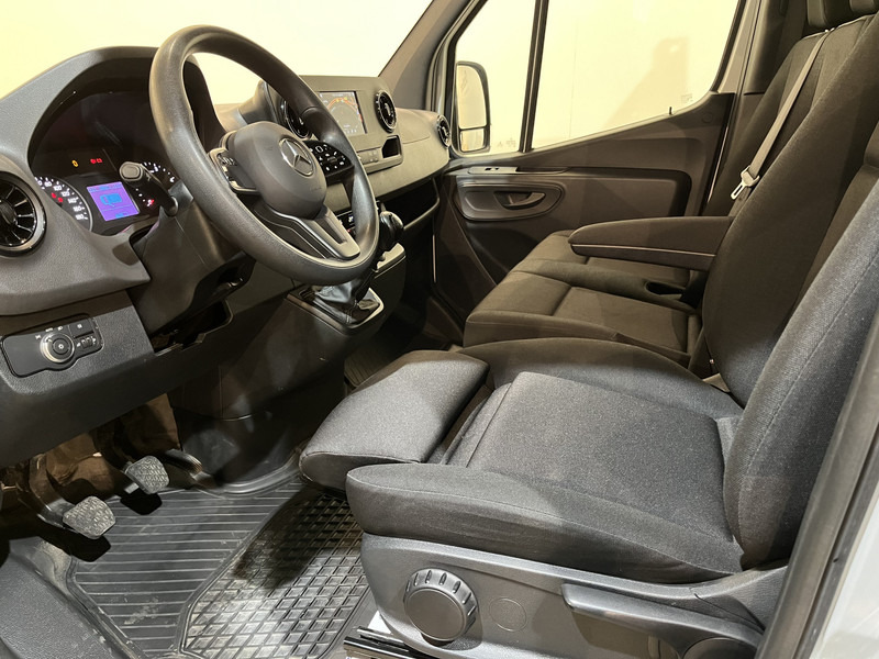 Mercedes-Benz Sprinter 315 CDI L3 RWD Open Laadbak / Euro 6 / Airco / MBUX / CarPlay / Navigatie / 3-Zits / 75.200 KM !! / BPM VRIJ !! - Open body delivery van: picture 5 Mercedes-Benz Sprinter 315 CDI L3 RWD Open Laadbak / Euro 6 / Airco / MBUX / CarPlay / Navigatie / 3-Zits / 75.200 KM !! / BPM VRIJ !! - Open body delivery van: picture 5