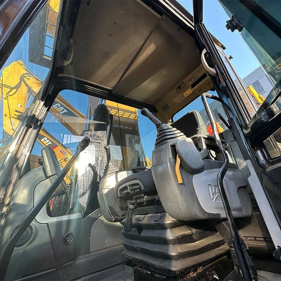 Crawler excavator CAT 323 D L: picture 6