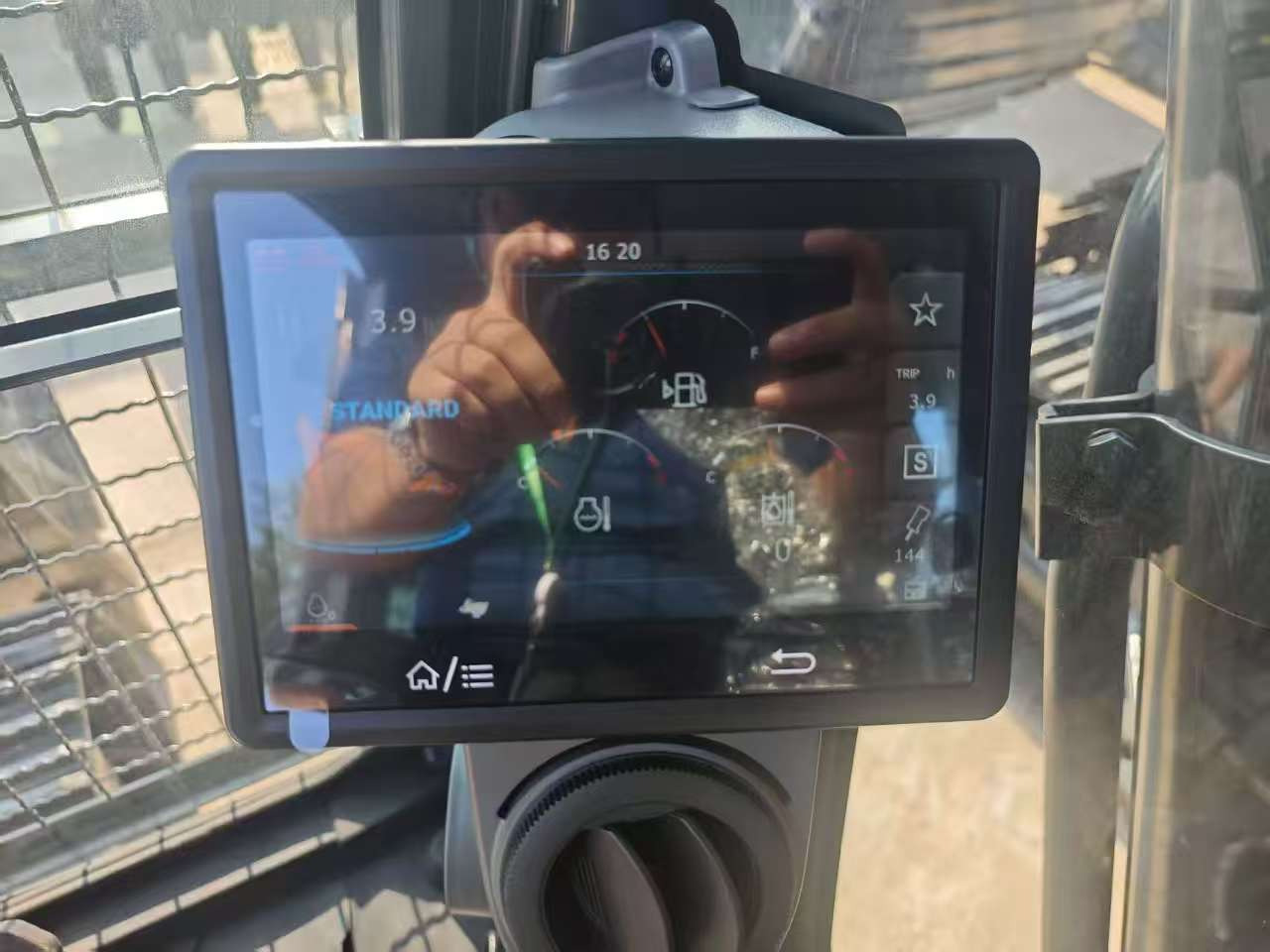 Crawler excavator Develon DX360LCA-7M: picture 8