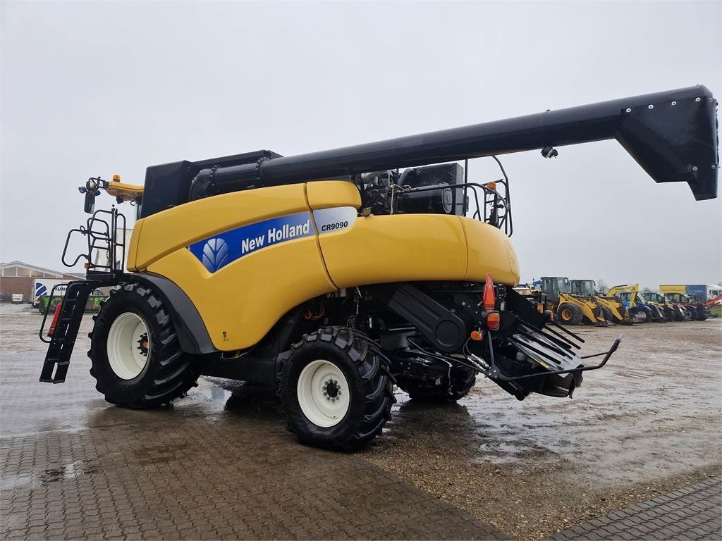 New Holland CR9090 SLH - Combine harvester: picture 2 New Holland CR9090 SLH - Combine harvester: picture 2