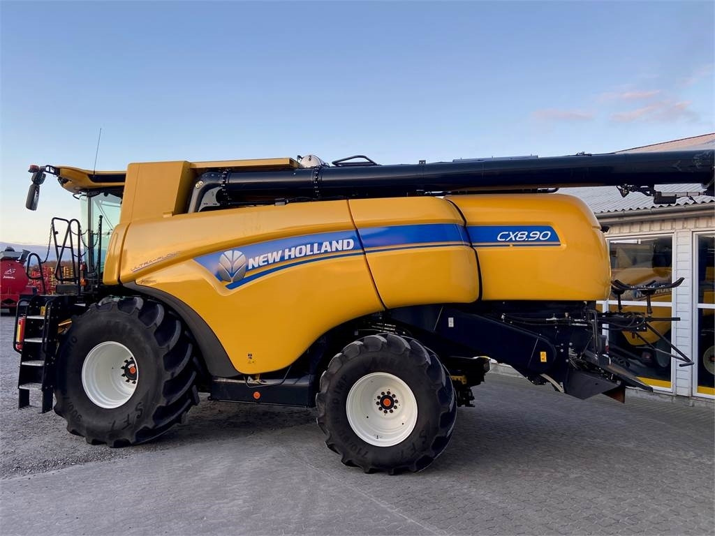 New Holland CX8.90 STAGE5 SLH  - Combine harvester: picture 4 New Holland CX8.90 STAGE5 SLH  - Combine harvester: picture 4