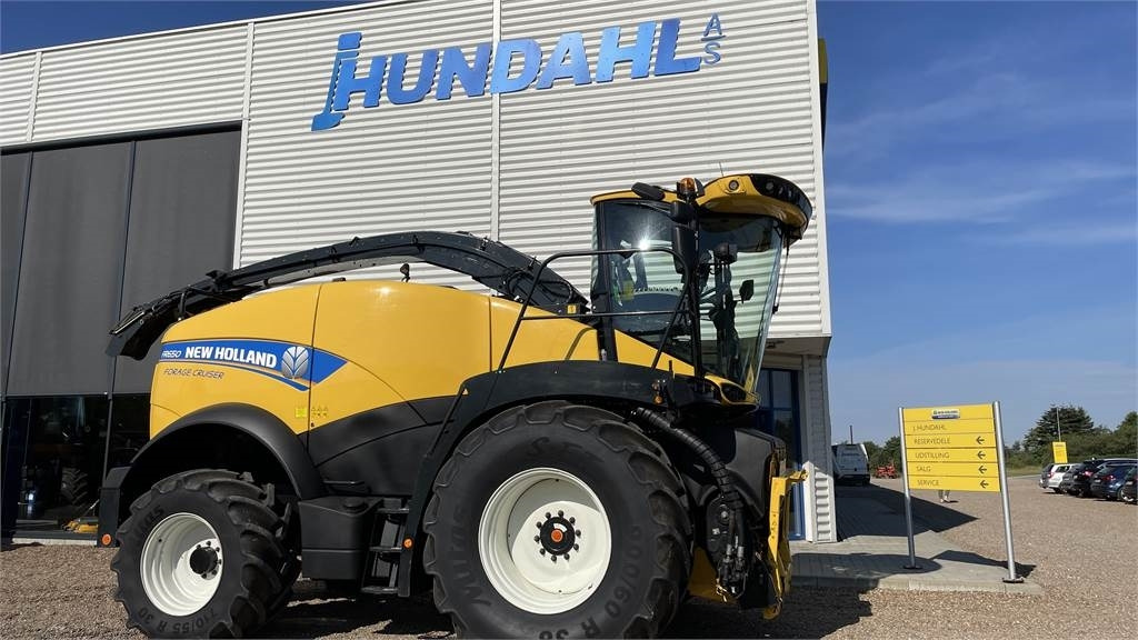 New Holland FR650 T4B - Forage harvester: picture 1 New Holland FR650 T4B - Forage harvester: picture 1