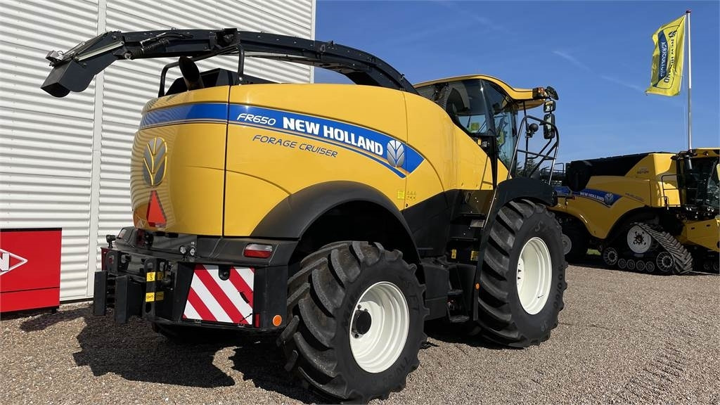 New Holland FR650 T4B - Forage harvester: picture 2 New Holland FR650 T4B - Forage harvester: picture 2