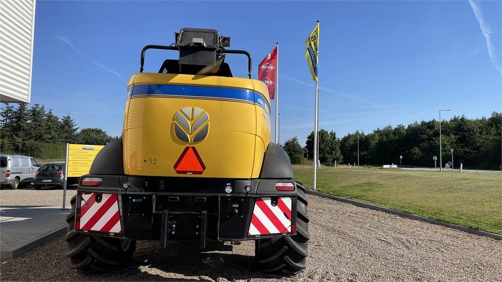 New Holland FR650 T4B - Forage harvester: picture 3 New Holland FR650 T4B - Forage harvester: picture 3
