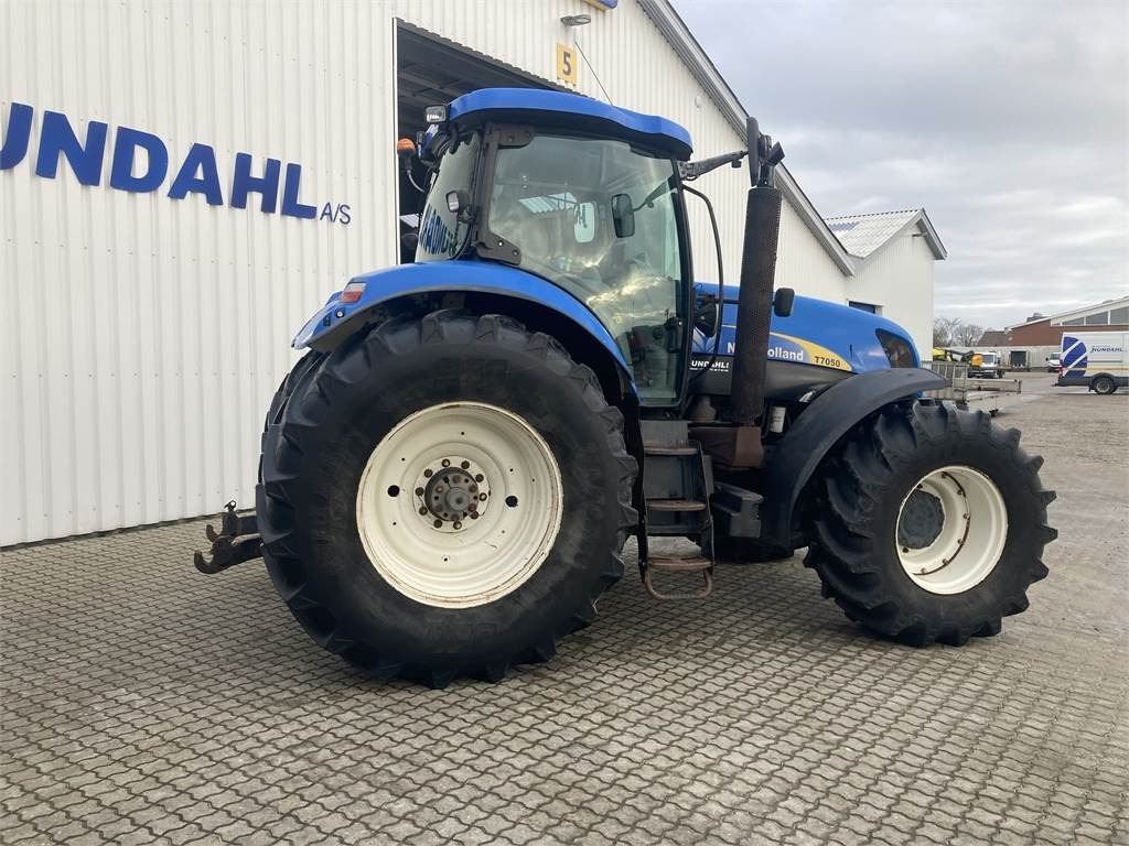 New Holland T7050 - Farm tractor: picture 2 New Holland T7050 - Farm tractor: picture 2