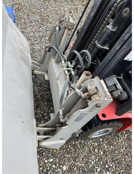 NPtrucks A18 truck with bucket and forks - Electric forklift: picture 5 NPtrucks A18 truck with bucket and forks - Electric forklift: picture 5