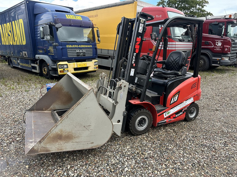 NPtrucks A18 truck with bucket and forks - Electric forklift: picture 1 NPtrucks A18 truck with bucket and forks - Electric forklift: picture 1