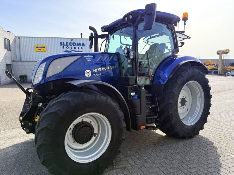 New Holland T7.225 AC Stage V Blue Power - Farm tractor: picture 1 New Holland T7.225 AC Stage V Blue Power - Farm tractor: picture 1