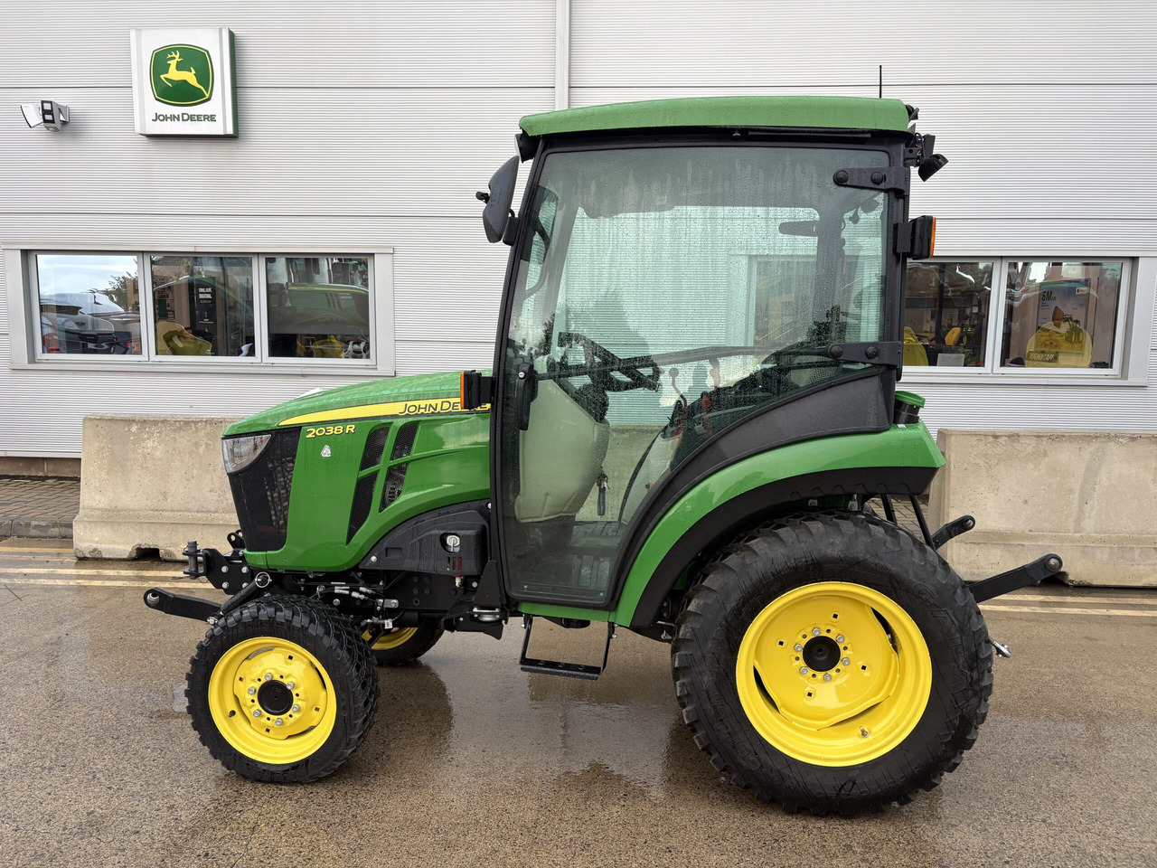 John Deere 2038R Compact Tractor - Compact tractor: picture 1 John Deere 2038R Compact Tractor - Compact tractor: picture 1