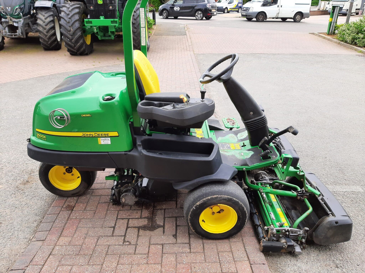 John Deere 2500E Greens triple mower - Garden mower: picture 3 John Deere 2500E Greens triple mower - Garden mower: picture 3