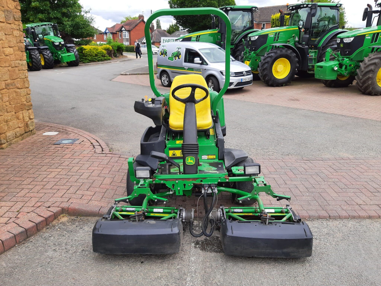 John Deere 2500E Greens triple mower - Garden mower: picture 4 John Deere 2500E Greens triple mower - Garden mower: picture 4