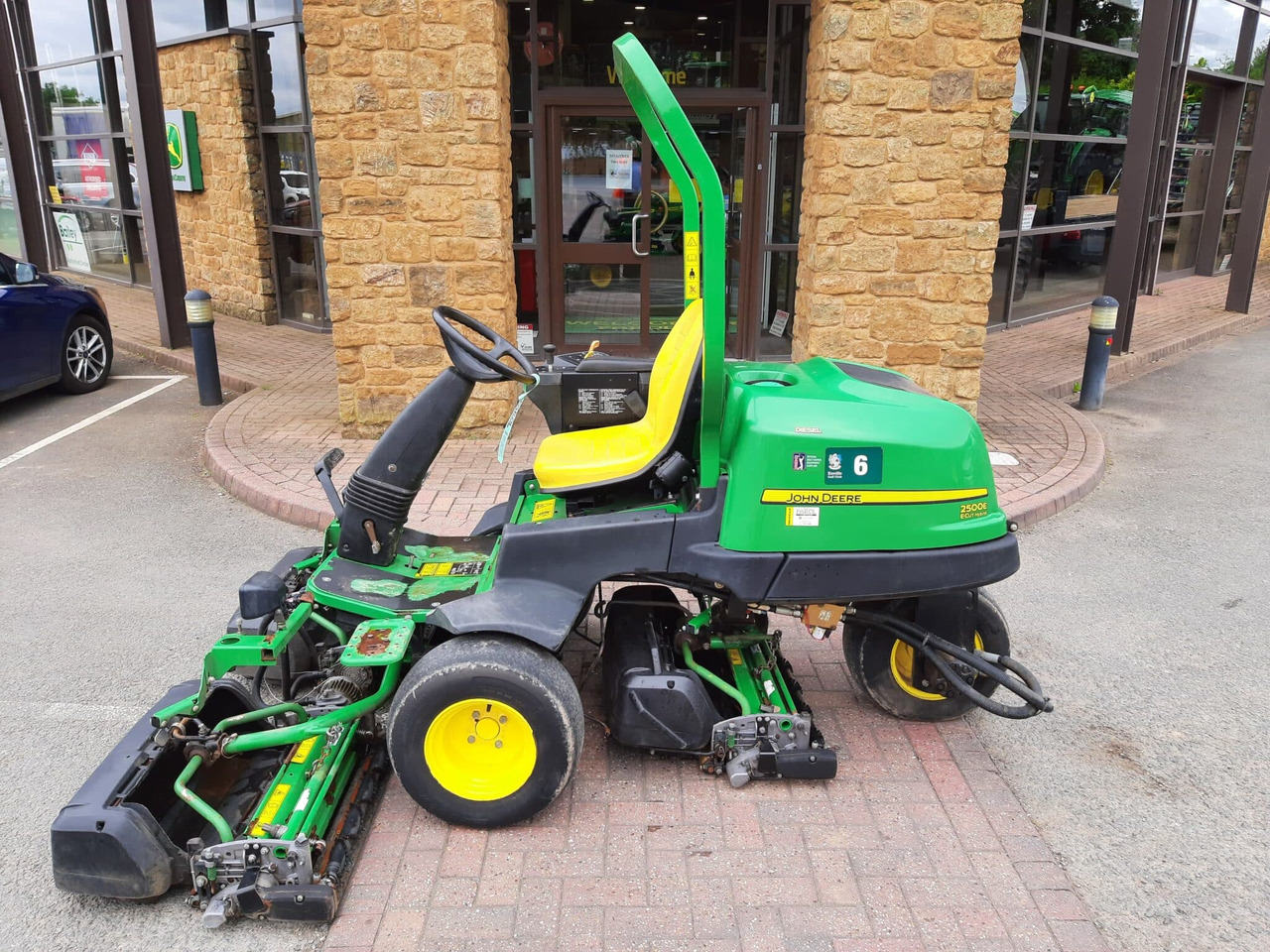 John Deere 2500E Greens triple mower - Garden mower: picture 5 John Deere 2500E Greens triple mower - Garden mower: picture 5