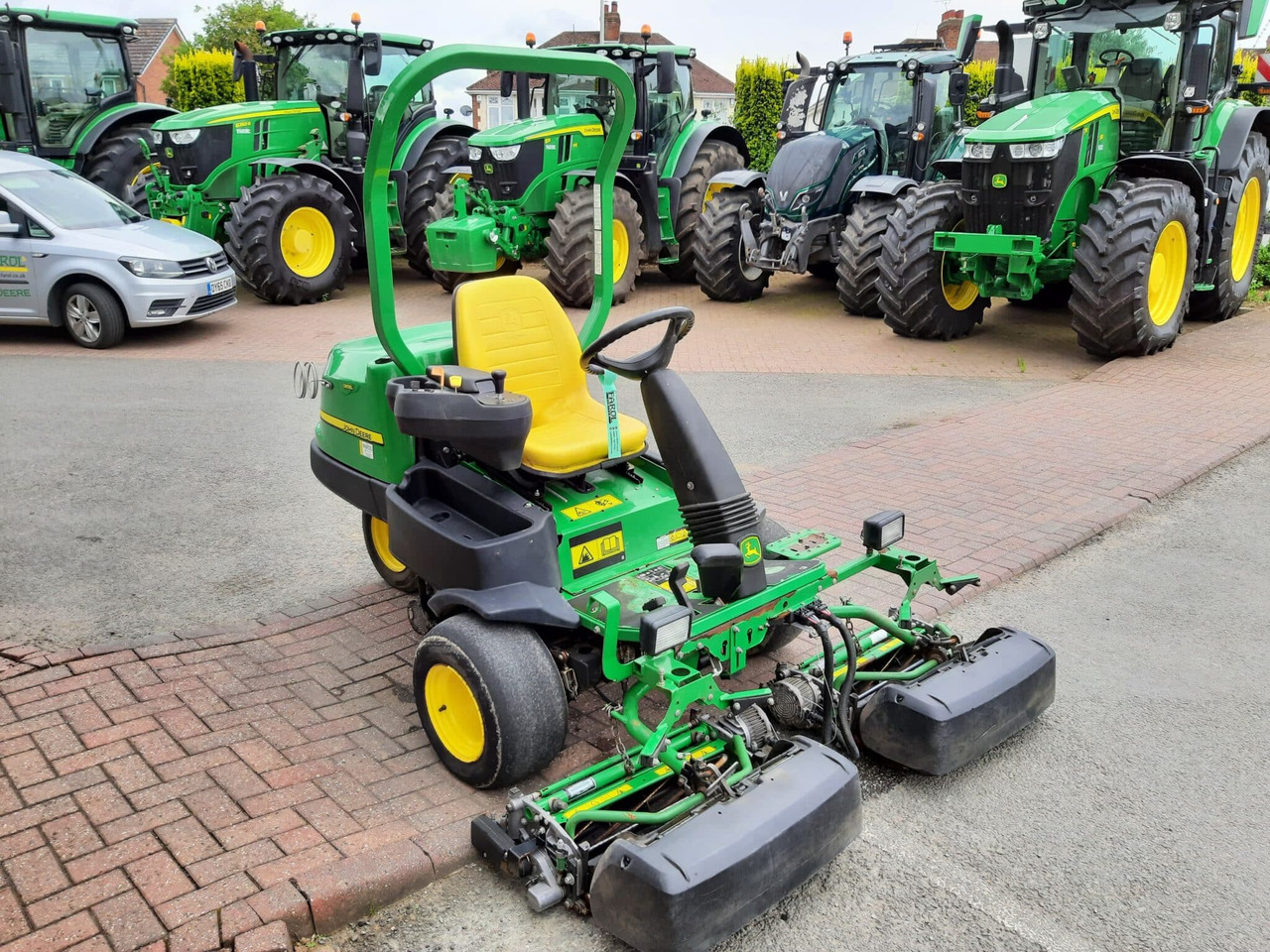 John Deere 2500E Greens triple mower - Garden mower: picture 2 John Deere 2500E Greens triple mower - Garden mower: picture 2