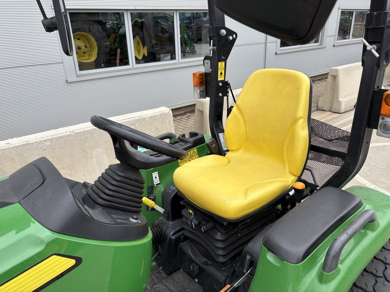 John Deere 3039R Compact Tractor - Compact tractor: picture 2 John Deere 3039R Compact Tractor - Compact tractor: picture 2