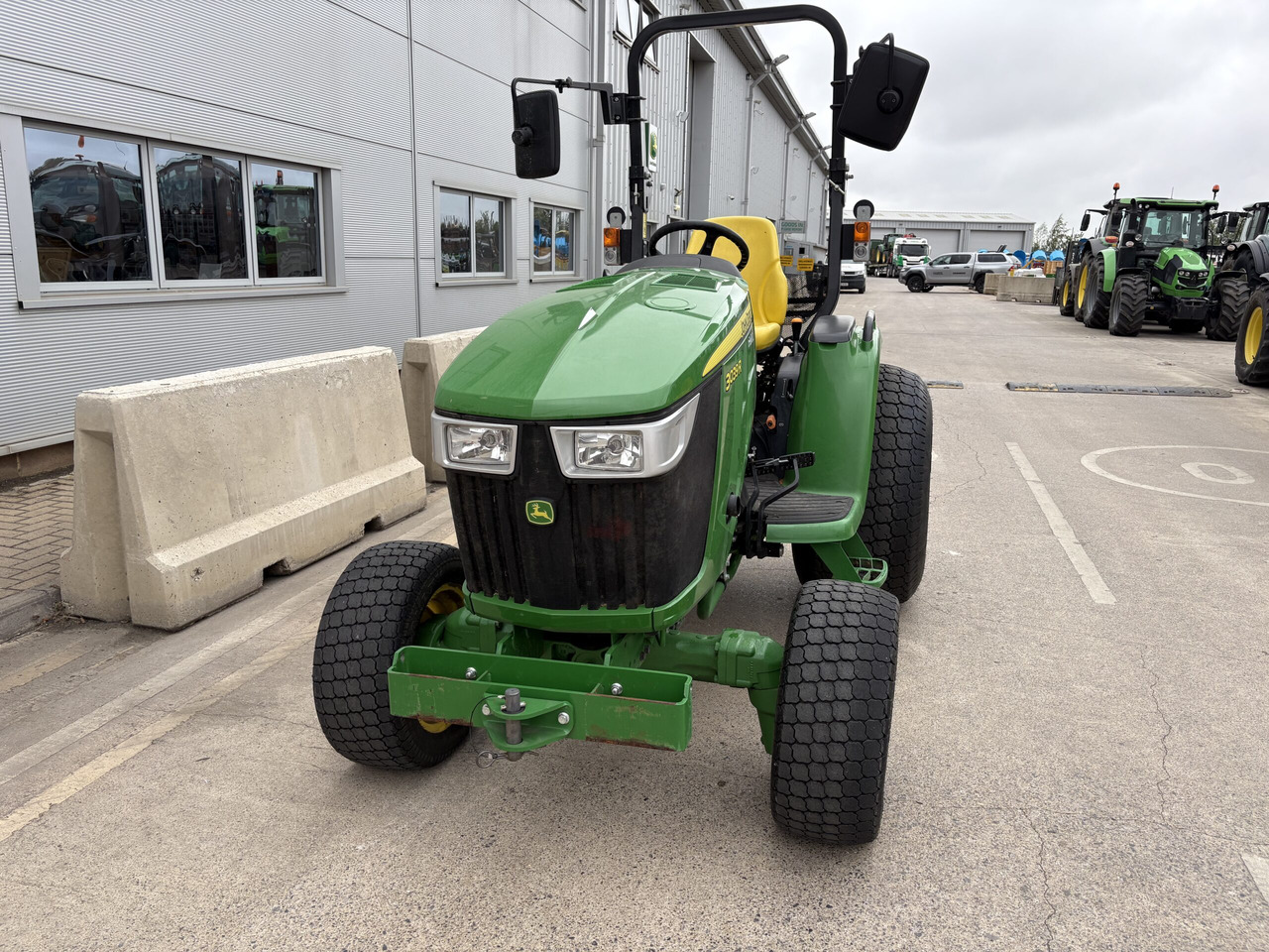 John Deere 3039R Compact Tractor - Compact tractor: picture 3 John Deere 3039R Compact Tractor - Compact tractor: picture 3